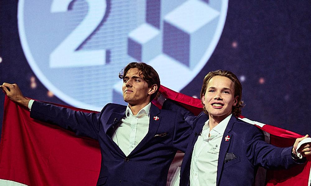 Malthe Naundrup Nielsen (tv) og Andreas Skeldal Winther (th) på scenen til velfortjent hyldest, efter de hentede en sølvmedalje i konkurrencen Industry 4.0 ved Euroskills. Malthe Naundrup Nielsen (tv) og Andreas Skeldal Winther (th) på scenen til velfortjent hyldest, efter de hentede en sølvmedalje i konkurrencen Industry 4.0 ved Euroskills.