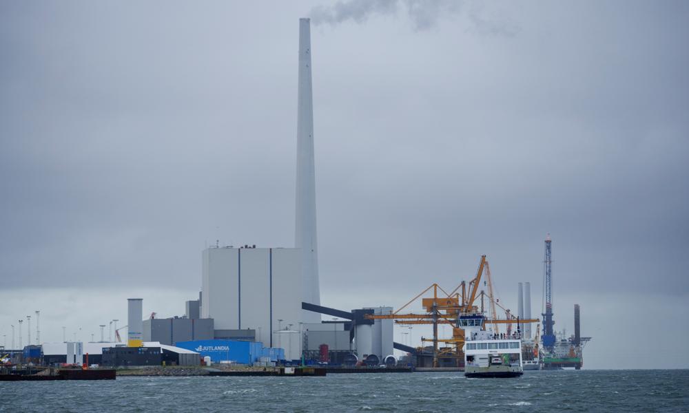 Esbjergværket A/S med den 250 meter høje skorsten set fra Fanøfærgen i 2022. Snart er værket fortid. Esbjergværket A/S med den 250 meter høje skorsten set fra Fanøfærgen i 2022. Snart er værket fortid.