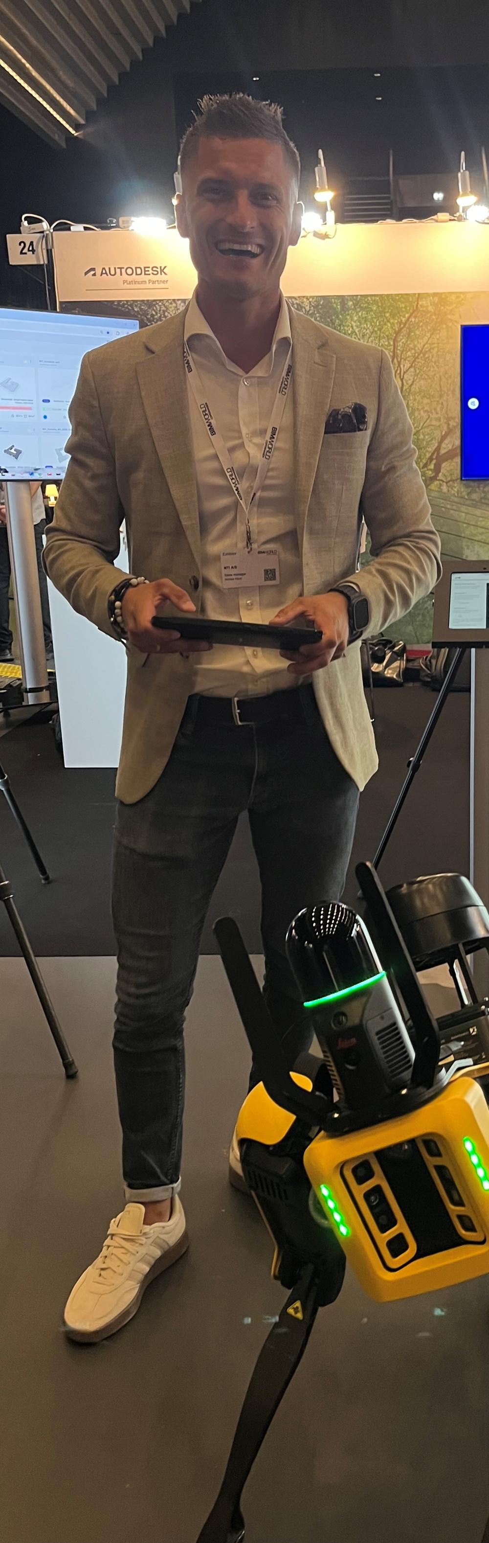 Nichlas Rand fra NTI viser robotten fra Boston Dynamics frem på BIM World 2025 Nichlas Rand fra NTI viser robotten fra Boston Dynamics frem på BIM World 2025
