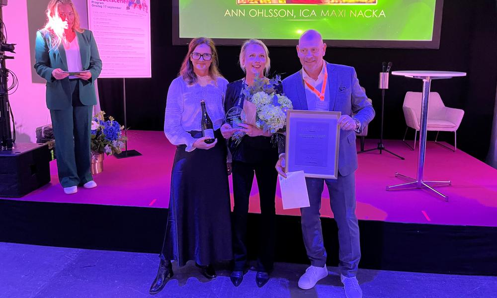 Ann Ohlsson på Ica Maxi Nacka tog emot priset som Årets medarbetare från Caroline Wallin, HR-chef på Coop Östra, och Peter Erikson, vd Higher. Ann Ohlsson på Ica Maxi Nacka tog emot priset som Årets medarbetare från Caroline Wallin, HR-chef på Coop Östra, och Peter Erikson, vd Higher.
