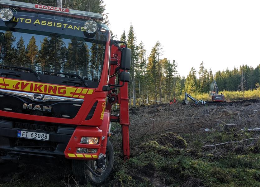 Viking redningstjeneste, samt en gravemaskin samarbeider om å få den sunkne maskinen opp igjen. Viking redningstjeneste, samt en gravemaskin samarbeider om å få den sunkne maskinen opp igjen.