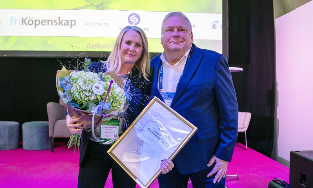 Priset för Årets hemmakontor gick till City Gross-kedjan. Stina Ögren tog emot utmärkelsen från Pilots Peter Karlsson. Priset för Årets hemmakontor gick till City Gross-kedjan. Stina Ögren tog emot utmärkelsen från Pilots Peter Karlsson.