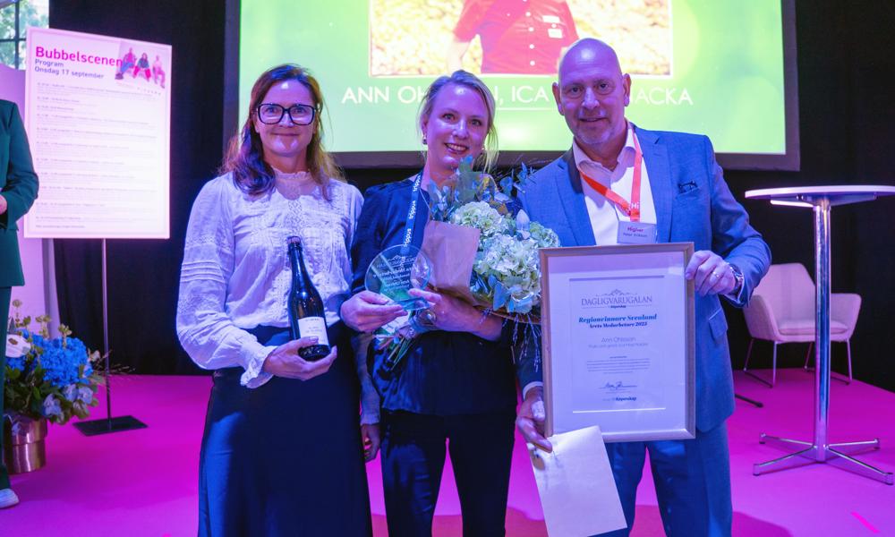 Ann Ohlsson på Ica Maxi Nacka tog emot priset som Årets medarbetare från Caroline Wallin, HR-chef på Coop Östra, och Peter Erikson, vd Higher. Ann Ohlsson på Ica Maxi Nacka tog emot priset som Årets medarbetare från Caroline Wallin, HR-chef på Coop Östra, och Peter Erikson, vd Higher.