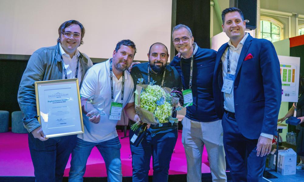 Ica Kvantum Sickla vinnare av Årets delidisk i Svealand tillsammans med prisutdelaren Anton Nakic på Boncena. Ica Kvantum Sickla vinnare av Årets delidisk i Svealand tillsammans med prisutdelaren Anton Nakic på Boncena.