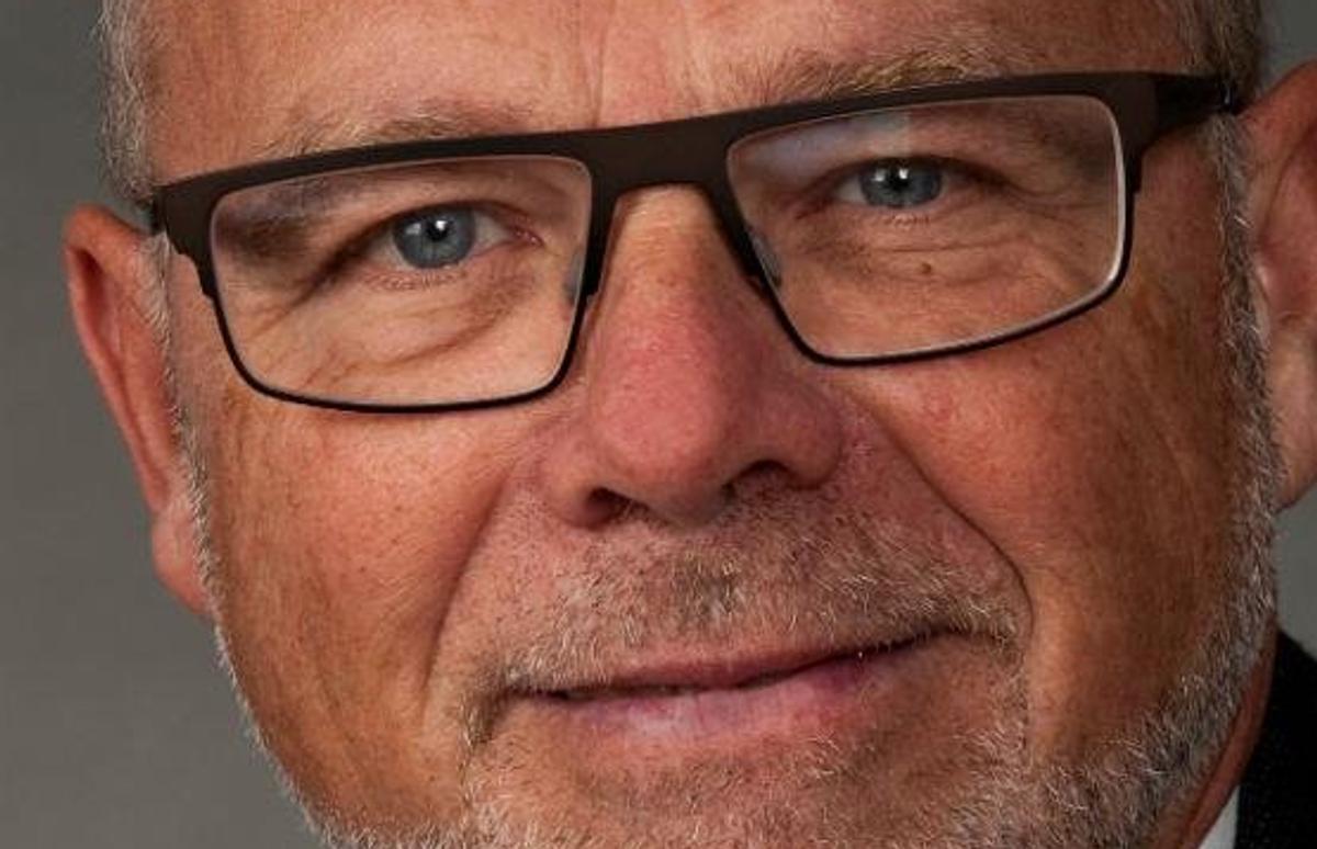 Lars har skrevet en roman, og Knivholt danner rammen | Frederikshavn ...
