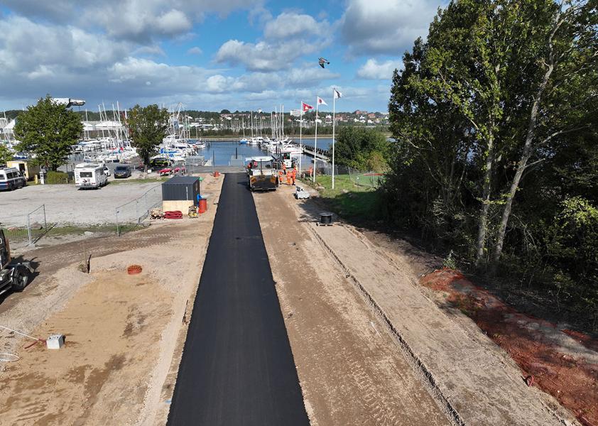 Den nye adgangsvej ind til Marina Syd i Kolding er som et pilotprojekt blevet asfalteret med en nyudviklet belægning med en lavere klimabelastning end den asfalt, der normalt bruges på veje herhjemme. Den nye adgangsvej ind til Marina Syd i Kolding er som et pilotprojekt blevet asfalteret med en nyudviklet belægning med en lavere klimabelastning end den asfalt, der normalt bruges på veje herhjemme.