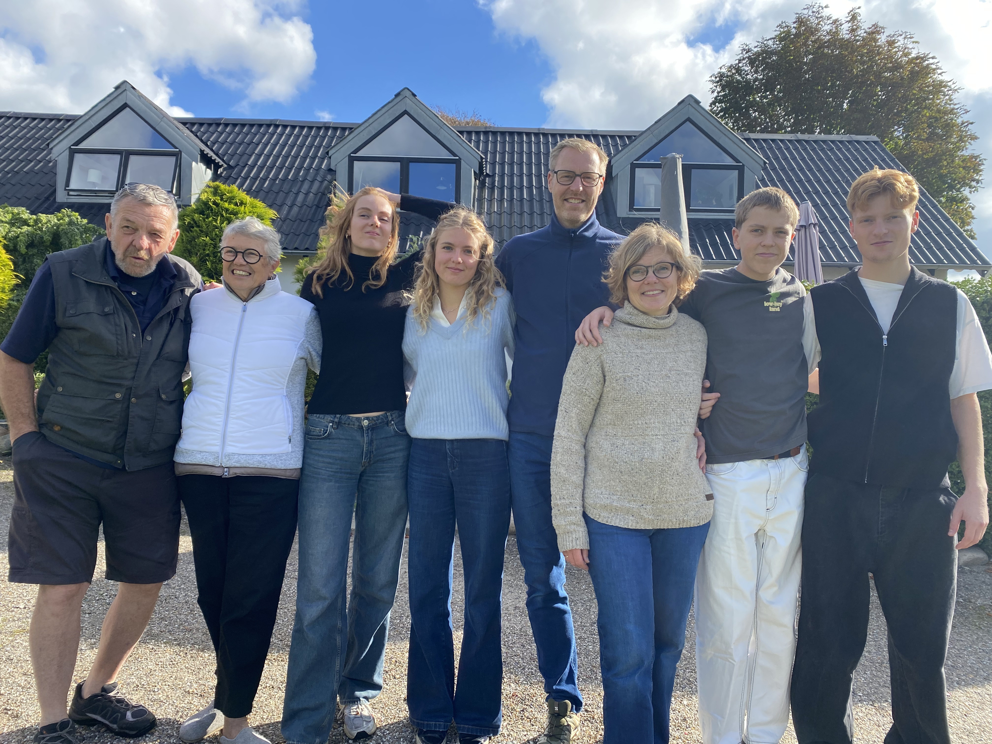 Storfamilie under samme tag: Det handler om at hjælpe på tværs af livsfaser
