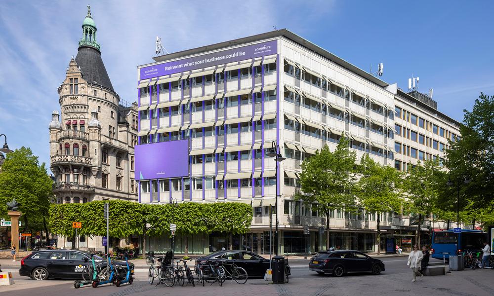 Afa Fastigheters fastighet Ladugårdsgrinden 18 utgörs av ett helt kvarter vid Stureplan mitt i centrala Stockholm. Fastigheten består av en kontorsdel mot Stureplan samt hotell Anglais mot Sturegatan och Humlegården. Afa Fastigheters fastighet Ladugårdsgrinden 18 utgörs av ett helt kvarter vid Stureplan mitt i centrala Stockholm. Fastigheten består av en kontorsdel mot Stureplan samt hotell Anglais mot Sturegatan och Humlegården.