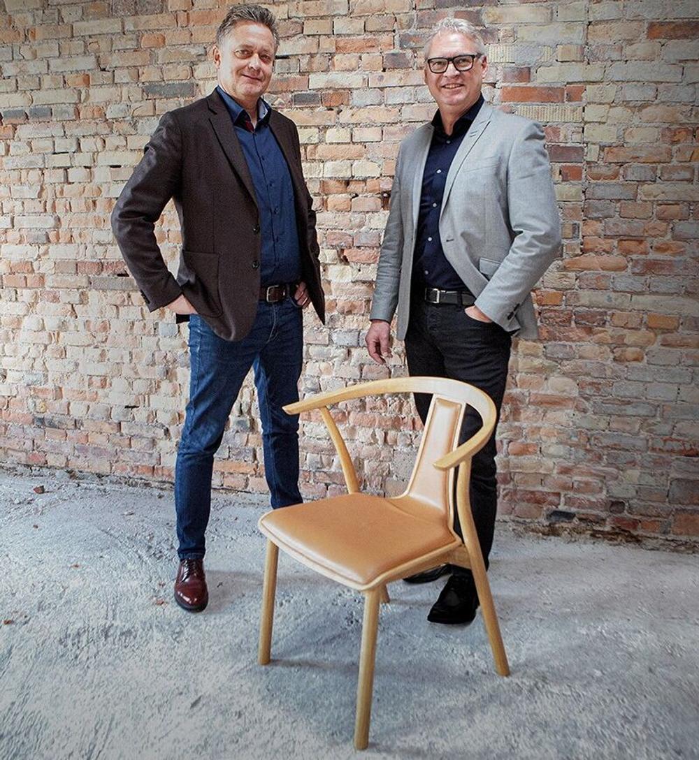 Adm. direktør Steen Lyhne-Johansen (tv) og COO Jan Andersen er en del af den nye ejerkreds, der i 2017 overtog Farstrup Furniture. Adm. direktør Steen Lyhne-Johansen (tv) og COO Jan Andersen er en del af den nye ejerkreds, der i 2017 overtog Farstrup Furniture.
