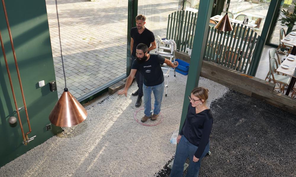 Från den 11 oktober går det att spela boule inomhus i Rålambhovsparken på Kungsholmen i Stockholm. Anton Aletorn, Alexandre Ochsenbein och Paulina Ek testar en av banorna. Från den 11 oktober går det att spela boule inomhus i Rålambhovsparken på Kungsholmen i Stockholm. Anton Aletorn, Alexandre Ochsenbein och Paulina Ek testar en av banorna.