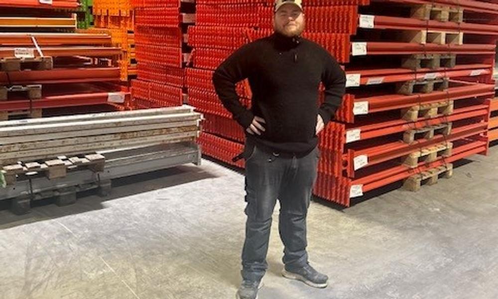 Tony Monkvik foran en assortert mengde bærejern. Tony Monkvik foran en assortert mengde bærejern.