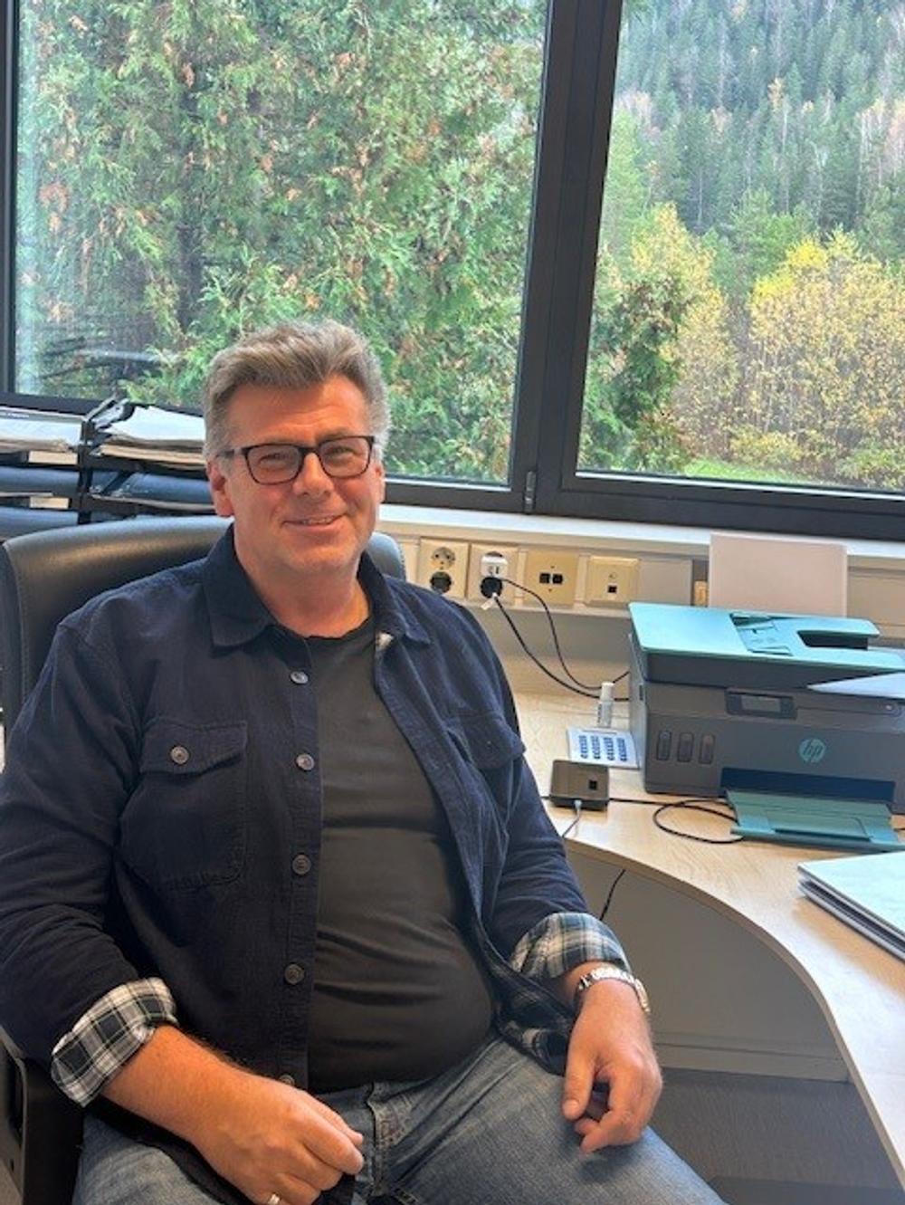 Trond Hellan har også et fint kontor hvor han kan gjøre sine administrative oppgaver. Trond Hellan har også et fint kontor hvor han kan gjøre sine administrative oppgaver.