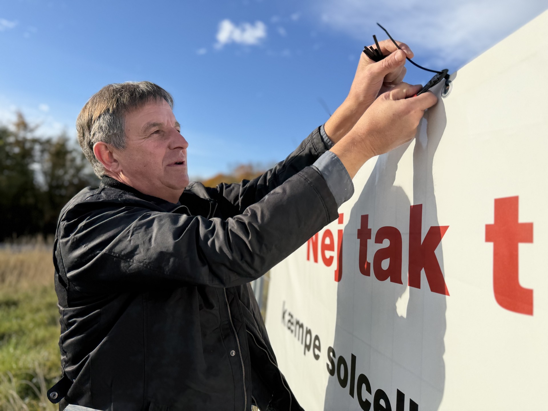 Her må borgmesteren køre forbi protest hver dag