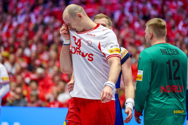 Simon Hald ømmede sig efter sammenstødet med Ellidi Vidarsson. I første omgang spillede Aalborg-spilleren videre, men han kom ikke på banen i anden halvleg.