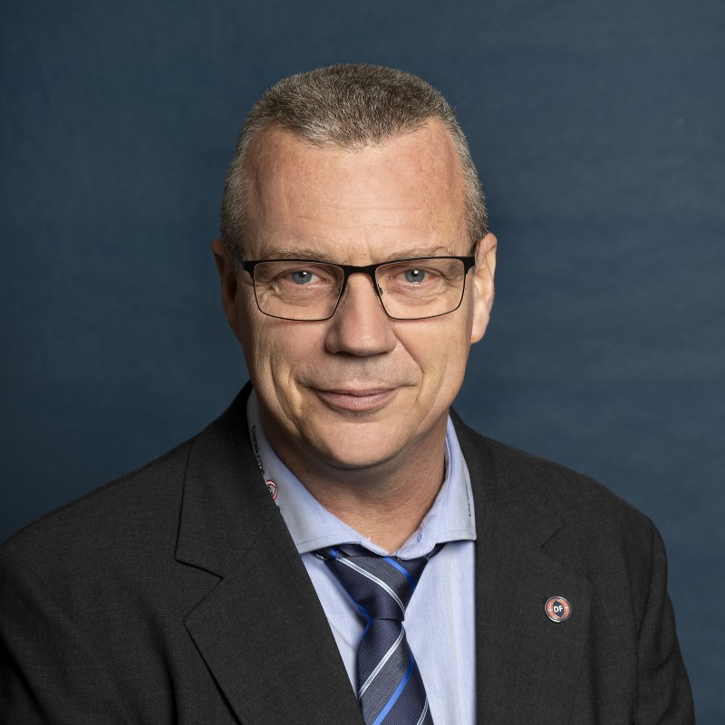 Han printede DF-logo på sin bil, men nu har partiet smidt ham ud: - Det giver ingen mening