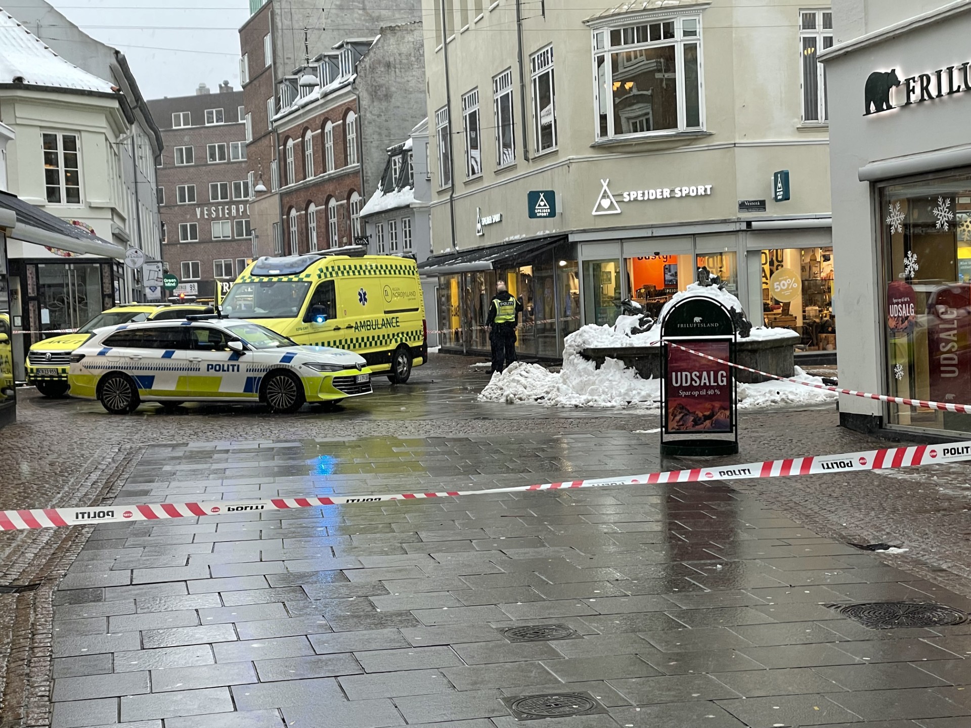 Færdselsuheld spærrer del af Bispensgade i Aalborg