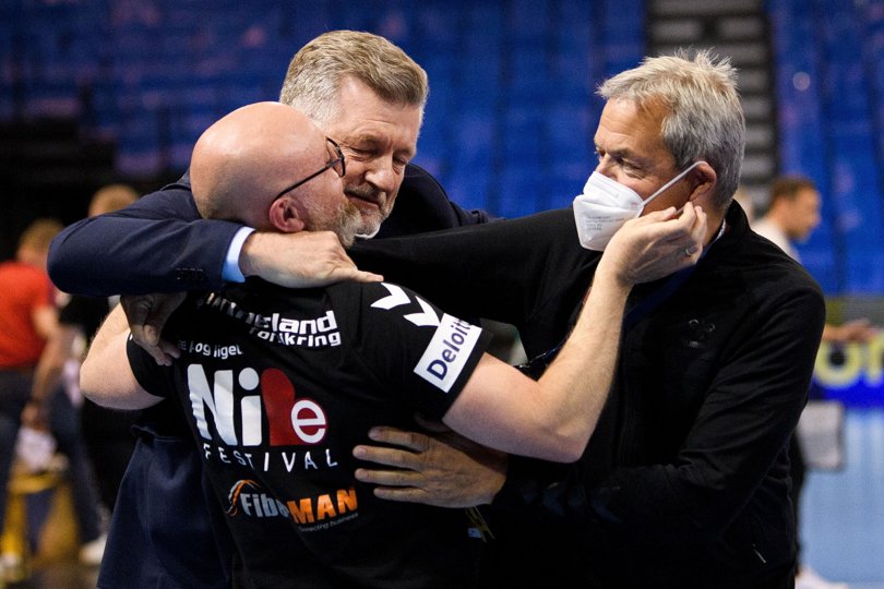 Jubeldans på sidelinjen hos Aalborg Håndbold onsdag aften i Flensborg. Foto: Henrik Bo <i>Foto: Henrik Bo</i>