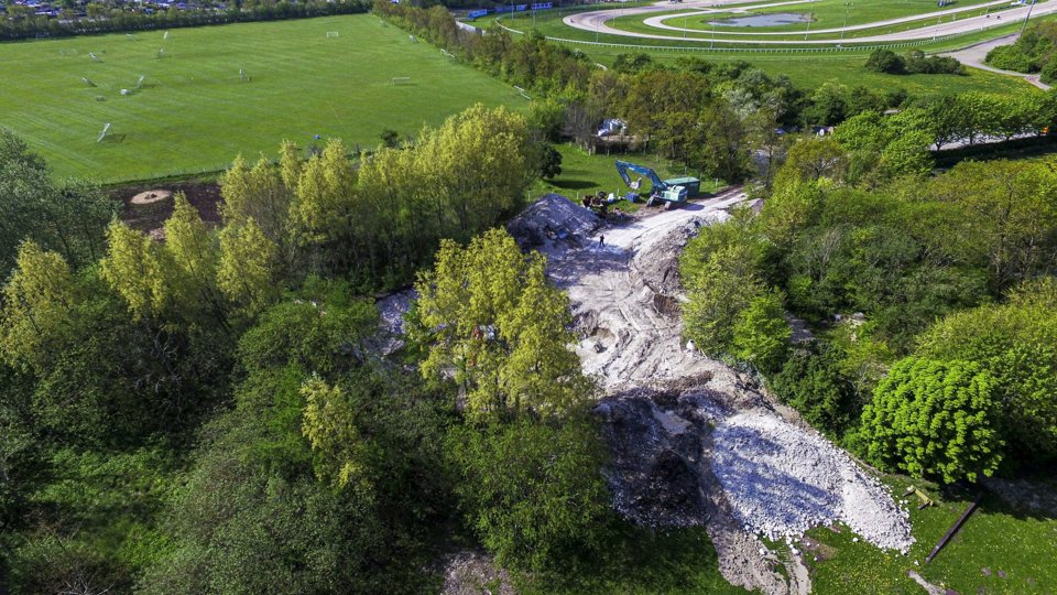 Det kommende byggeri her på grunden på Skydebanevej i Aalborgs vestby får en ting, som kommunen meget gerne vil have mere af. Foto: Martél Andersen