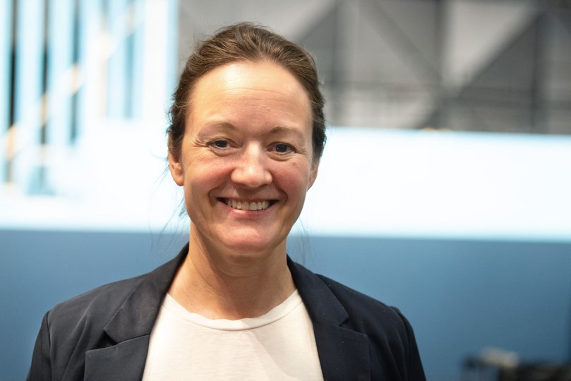 Instruktør Birgitte Næss-Schmidt står bag koreografien og instruktionen af "Øve os på hinanden" som er med i den 2. semifinale af Det internationale Melodi Grand Prix, og sangen skiller sig ud på flere måder.