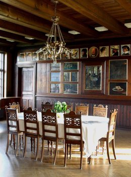 I Skagen kan du opleve spisesalen i Brøndums Hotel, der fra 1870'erne og frem var stedet, hvor Skagenskunstnerne mødtes for at diskutere, spise og feste. Nogle kunstnere betalte for mad og logi med malerier. Foto: Skagens Kunstmuseer