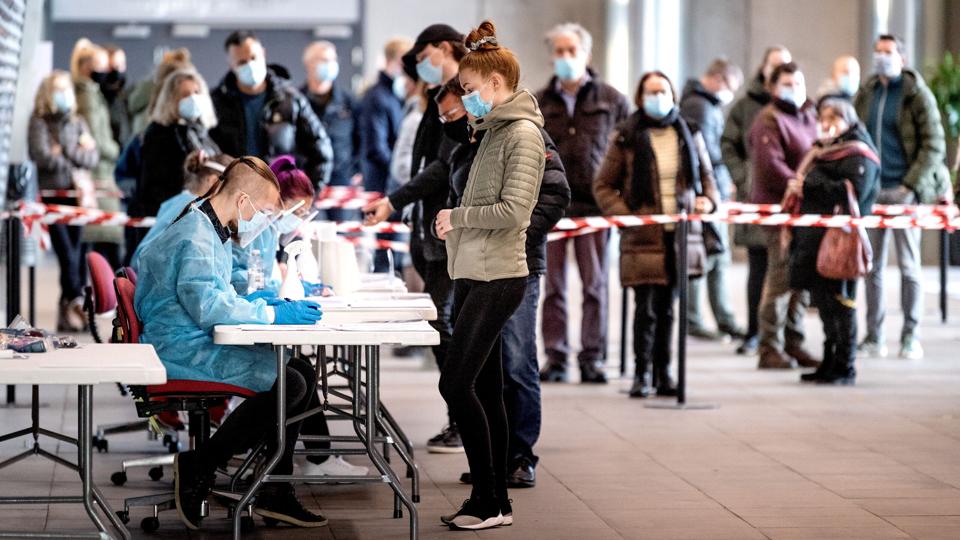 Efter myndighedernes vurdering er der ikke længere behov for et offentligt tilbud om hurtigtest. Søndag aften lukker alle hurtigtestcentre. Arkivfoto: Torben Hansen