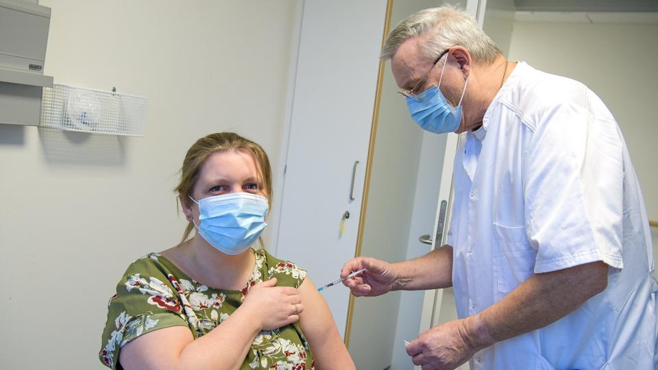 Intensivsygeplejerske Mai Fredsø får prikket af overlæge Hardy Christoffersen. Han er gået på pension, men har meldt sig og bor meget bekvemt lige i nærheden.