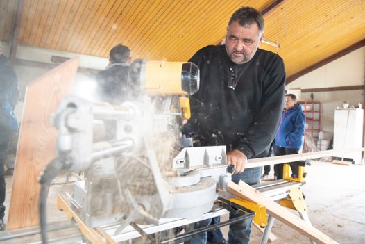 Tømrer Poul Bastholm fører saven i hallen, hvor lågerne til den nye sti bliver bygget. Foto: Bente Poder