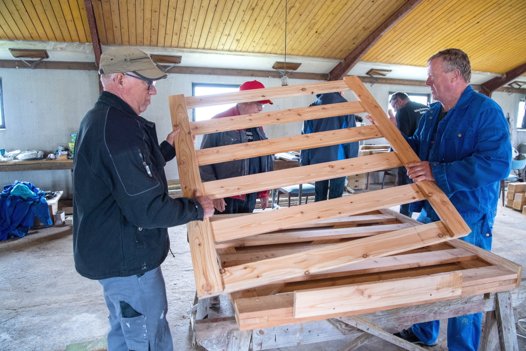Et lokalt arbejdssjak fra Twonby Arbejdslaug er i gang med at lave låger og bænke til det stort stiprojekt ved Tornby. Foto: Bente Poder