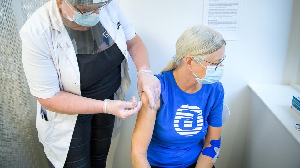 Vaccinationen af ældre over 65 år, som modtager hjemmehjælp, er så småt gået i gang allerede, og det skaber en række logiske udfordringer for de nordjyske kommuner - blandt andet i forhold til transport. Arkivfoto: Bo Lehm <i>Bo Lehm</i>