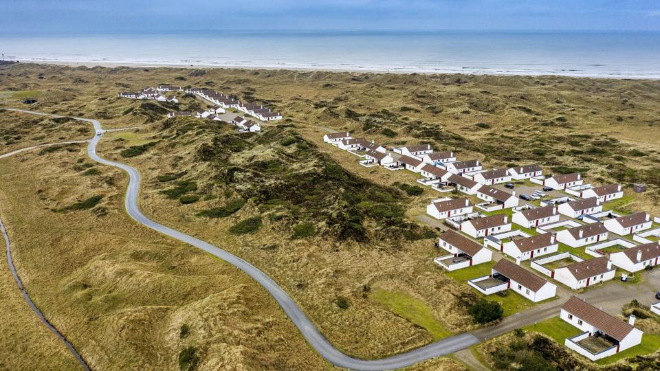 De oprindelige små feriehuse i Rødhus Klit er på omkring 75 kvadratmeter og her ikke egen grund. Helt anderledes vil det blive for de nye huse, der dels bliver meget større og dels hver får en grund på 1200 kvadratmeter, som dog ikke må hegnes ind. Foto: Henrik Bo