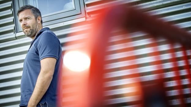 Ifølge Inge André Olsen er det meget sandsynligt, at AaB tilknytter et par ekstra spillere til truppen, mens andre vil ryge ud ad døren. Foto: Lars Pauli <i>Foto: Lars Pauli</i>