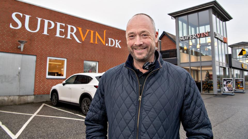 Mads Jensen driver både den fysiske butik Supervin i Højene og webshoppen Supervin.dk. Foto: Bente Poder
