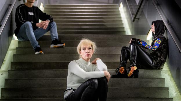 Øverst Adam Berki, der hjælper med organisering af festerne. Foto: Bo Lehm <i>Bo Lehm</i>