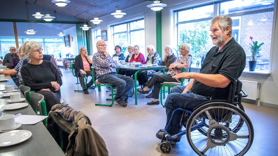 Torben Bach Holm kan godt lide at komme ud og fortælle om sit liv som kørestolsbruger, som her på Døstrup Ældrecenter, hvor de havde besøg af ham tidligere på vinteren. Foto: Lars Pauli <i>Foto: Lars Pauli</i>