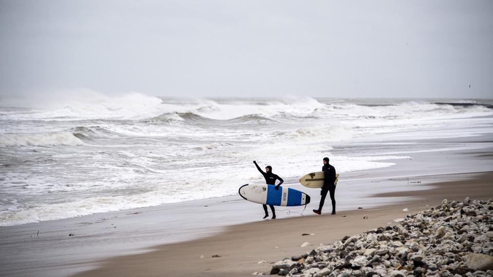 Så bliver det bare ikke meget bedre. Blæst og saltvand og et surfbræt under armen. Foto: Kim Dahl Hansen
