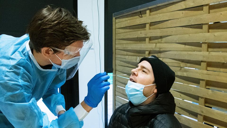 Mathias Bilgram fra Slettestrand blev søndag lyntestet i Brovst. Jens Mygind (tv.) stod for podningen, der viste sig at være negativ. Det var positivt for Mathias Bilgrams nytårsplaner.
