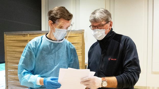 Jens Mygind var en af de, der podede søndag i Brovst. Regionaldirektør Kjeld Brogaard fra Falck (th.) var ganske godt tilfreds med fremmødet på førstedagen.