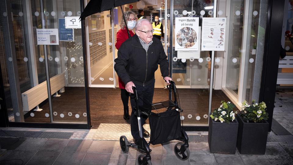 Vaccination af nordjyske plejehjemsbeboere forløb effektivt - her 92-årige Christen Baisgaard fra Birkebo i Aalborg. Nu er turen kommet til hjemmeboende ældre, og her får de pårørende en vigtig rolle. Arkivfoto: Henrik Bo