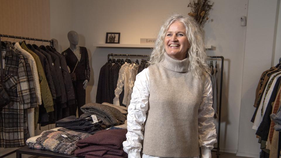 Karina Lundtoft er oprindeligt uddannet social- og sundhedsassistent. Efter 12 år i socialpsykiatrien ville hun tilbage til butiksfaget, som hun havde snuset til som helt ung. Efter nogle år som ansat - blandt andet i den nu lukkede Strøyer i Gravensgade - åbnede hun for to år siden sin egen forretning, Lundtoft. Foto: Henrik Louis