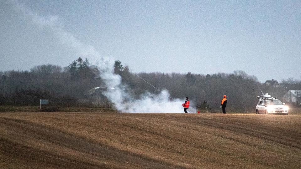 Politihjemmeværnet har hele dagen dirigeret trafikken omkring den delvist spærrede viadukt, hvor Næssundvej krydser hovedvej 26. Foto: Torben Hansen