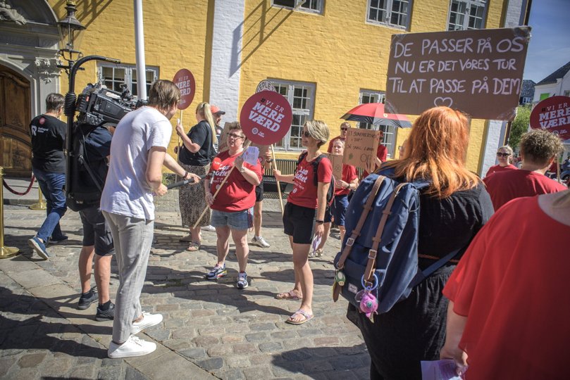 Mette Gregersen havde taget opstilling midt blandt de strejkende sygeplejersker på Gl. Torv i Aalborg for at signalere, at hun nu vil betale lidt tilbage, for al den omsorg hun har mødt under sin sygdom. Foto: Martin Damgård