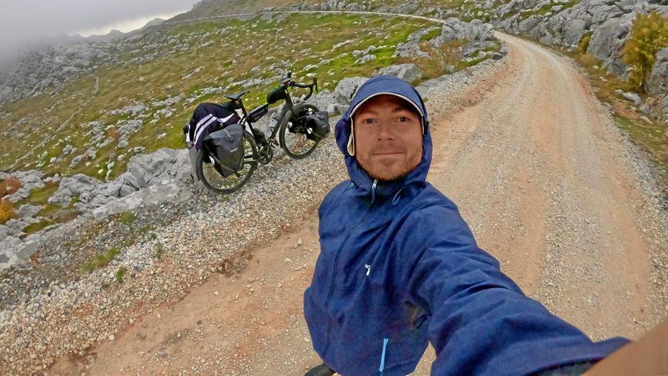 Peter Alsted med sin cykel på en bjergvej et sted i Europa. Foto: Peter Alsted