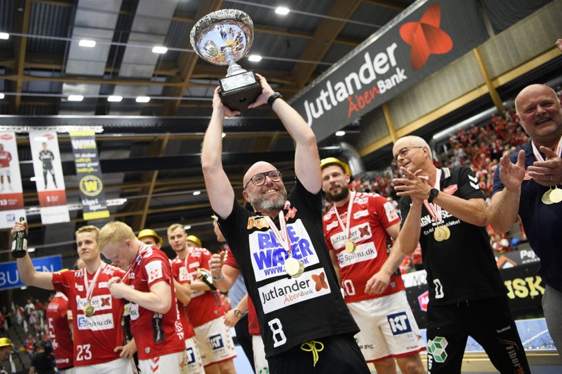 Aalborg Håndbold-træner Stefan Madsen kunne onsdag aften løfte DM-pokalen, men han og hans hold har ikke fået lang tid at nyde sejren i.Arkivfoto: Henrik Bo <i>Foto: Henrik Bo</i>