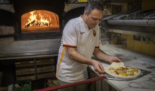 Carlo Liberati holder liv i ilden døgnet rundt i sin brændefyrede ovn. Ud kommer de lækreste pizzaer og brød. Foto: Martin Damgård