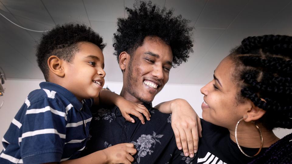Sjette gang Hagos og Yohona søgte om at få lov til at bo i samme land med deres fire-årige søn, Nathan, blev lykkens gang. Foto: Torben Hansen