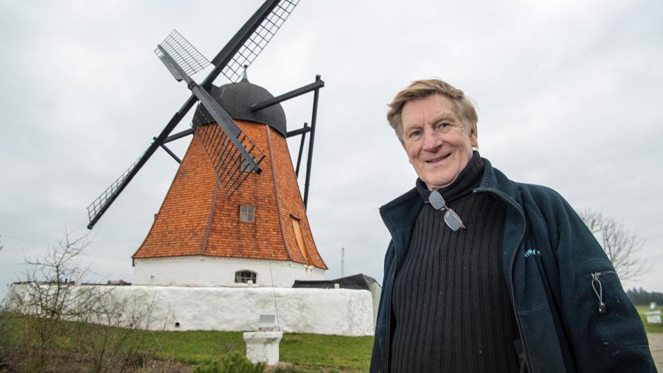Tage Holm Pedersen ved den gamle mølle. Foto: Bente Poder