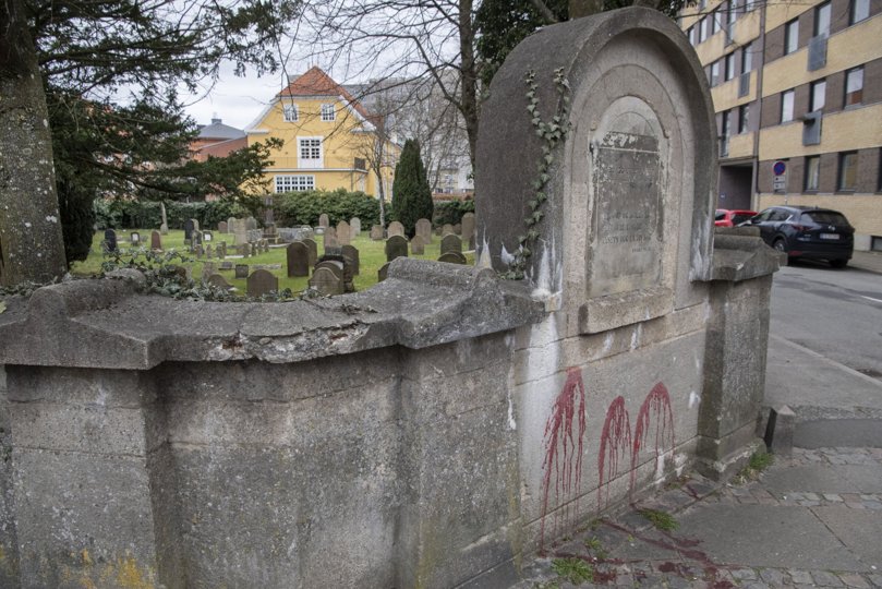 Der var smidt maling på muren udenfor kirkegården. Foto: Henrik Louis. <i>Foto:Henrik Simonsen</i>