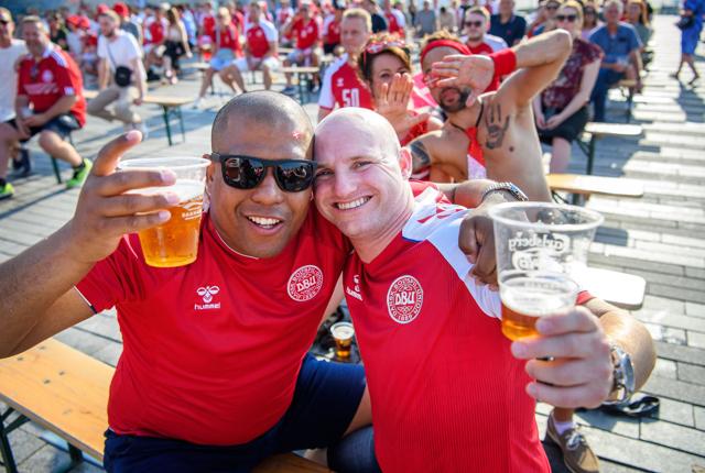 Fodboldfeberen breder sig efter Danmarks vilde 4-1 sejr over Rusland. Arkivfoto: Henrik Bo