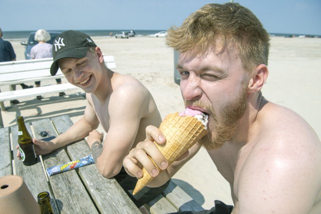 Magnus Larsen med kasketten og Jacob Ulrich er taget en tur på stranden. De har fri fra arbejdet i Løkken til middag.
