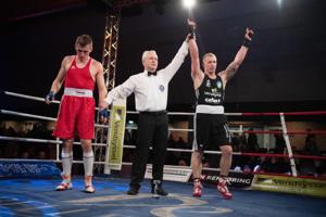 Genoplev boksestævnet fra Aabybro: Se alle kampene fra Pandrup Bokseklubs Julestævne